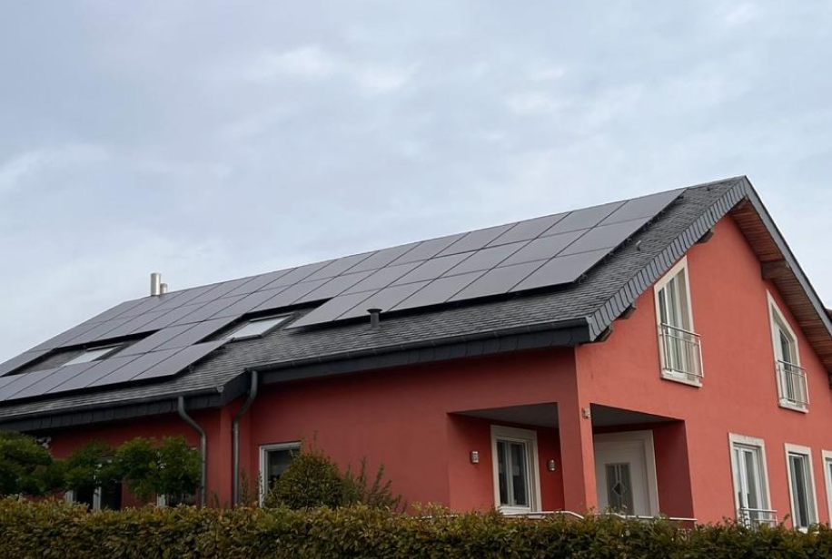 Installation de panneaux photovoltaïques au Luxembourg par l'équipe de Bauer Energie