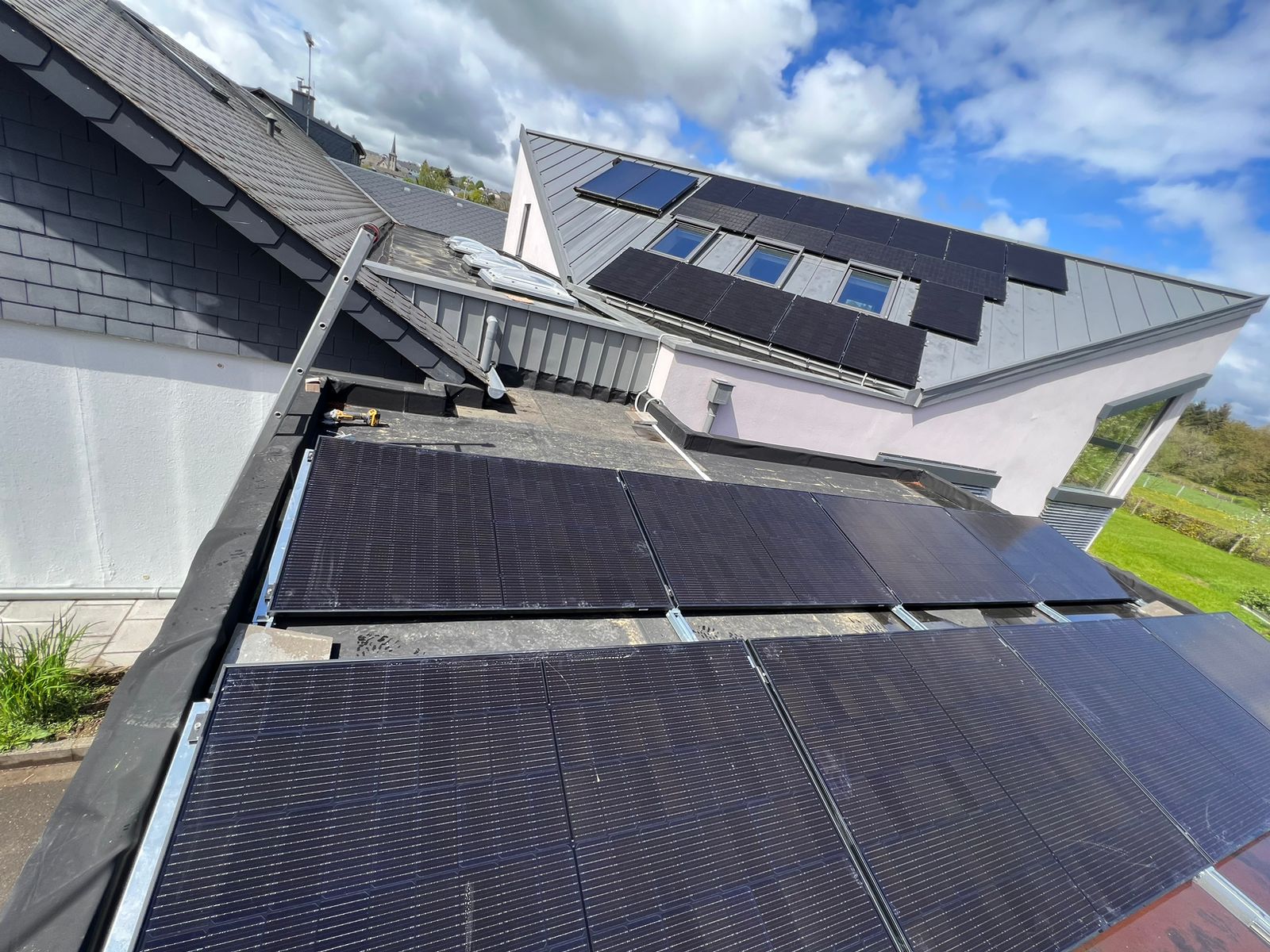 Photovoltaïque sur la toiture d'une maison à Perlé